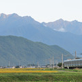 爺ヶ岳と鹿島槍ヶ岳を背景に安曇沓掛駅～信濃常盤を行く211系電車