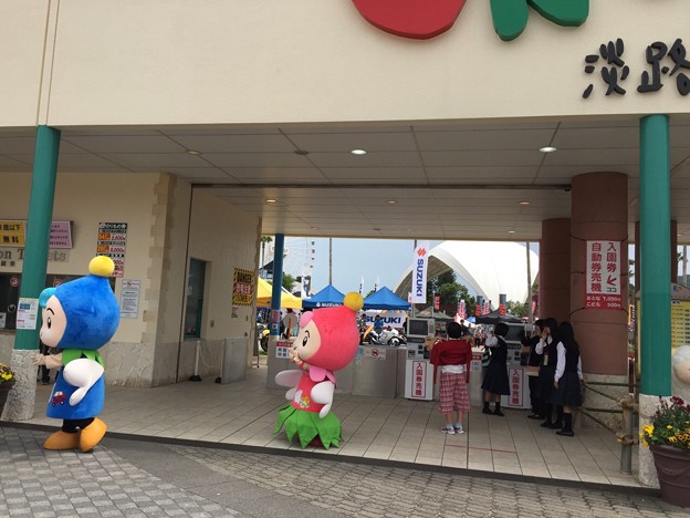 会場には　なにやら　ご当地キャラが
