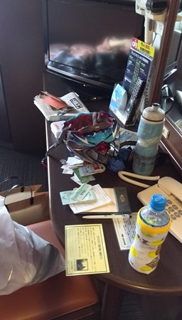 雑然、室内