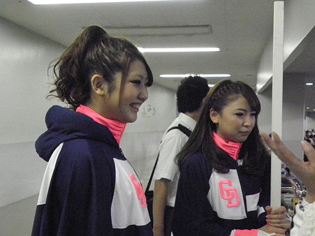 067 団体観戦のアテンド2人です