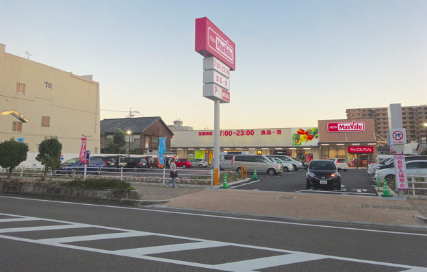 夕暮れ時のマックスバリュ小牧駅西店 - 2