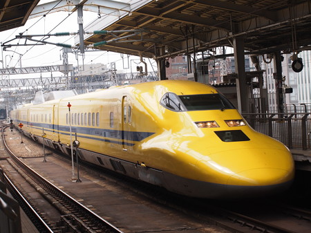 ドクターイエロー 山陽新幹線新大阪駅
