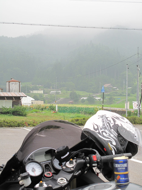 IMG_9525 霧の中、水分補給 写真: IMG_9525 霧の中、水分補給