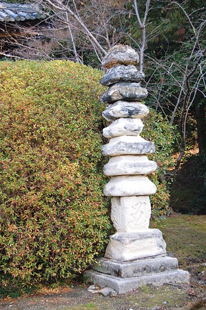 2012年01月09日_DSC_0437長岳寺十三重の石塔