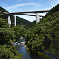 ループ橋と中津川