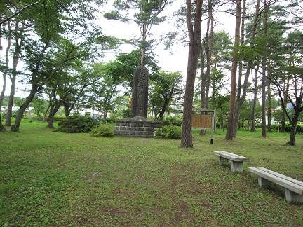 斗南ヶ丘に建つ碑の遠景