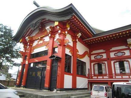 蓮華寺の朱色の建物