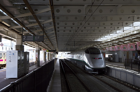 新庄駅 ローカル線の先の山形新幹線