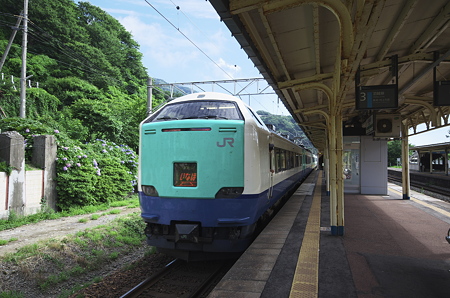 あつみ温泉駅 いなほ出発