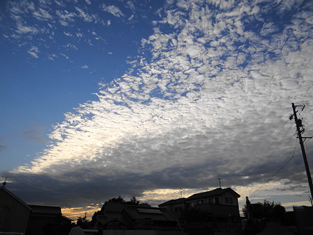 西から東への秋の夕雲