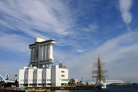 出港を待つ海王丸とポートタワー