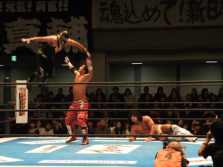 新日本プロレスPRESENTS CMLL FANTASTICA MANIA 2012 1日目 KUSHIDA＆後藤洋央紀vsマスカラ・ドラダ＆ルーシュ (6)