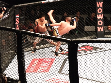 UFC 144 水垣偉弥vsクリス・カリアーゾ (3)