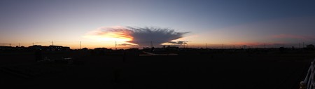 雲を連れて行く夕日20150721-01