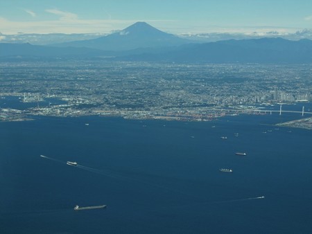東京湾を見守る富士山 201507