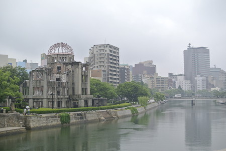 原爆ドームと元安川