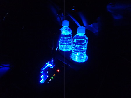 トヨタＡＱＵＡ　愛知県　ドリンクホルダーＬＥＤ取付