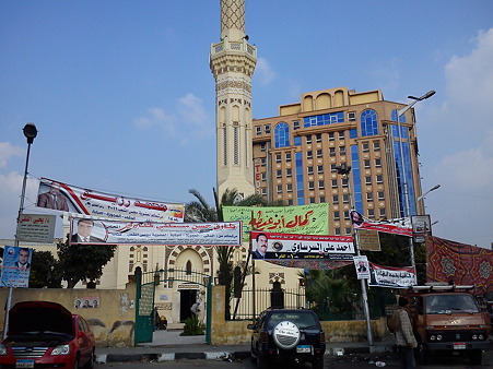 近所のモスクの入り口にも候補者の横断幕