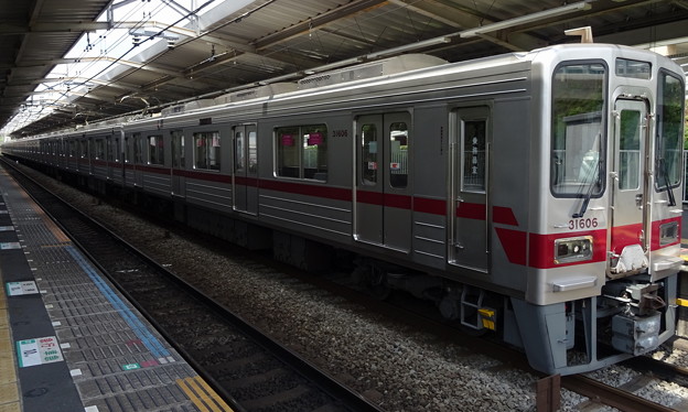 東武鉄道30000系による東急田園都市線普通列車(あざみ野駅にて)