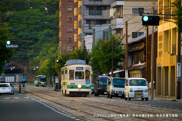 Photos: 夕日がさしこむ新町の電車通り。