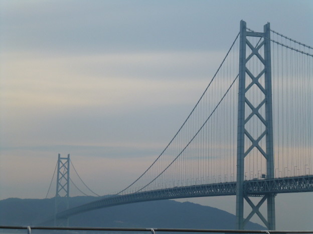 雄大な明石海峡大橋を眺める