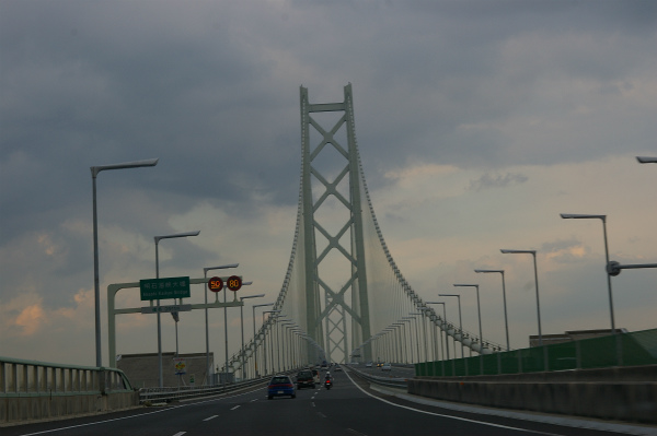 暗くなりかけの空と明石海峡大橋