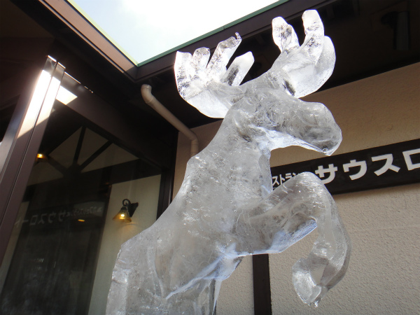 立派な氷で出来たトナカイの彫刻