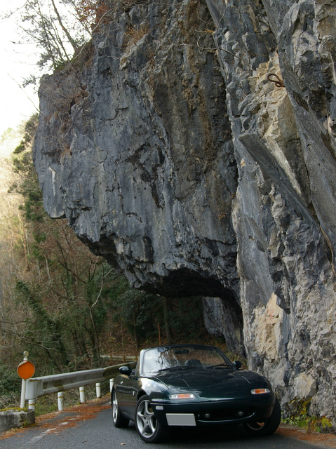 岩が襲い掛かるような迫力のある道