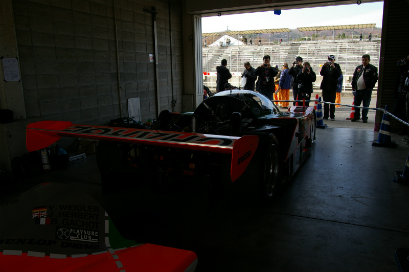 ピット内に静かに佇むMAZDA787B