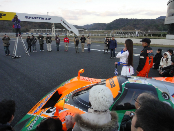 片山義美選手とマツダ７８７Ｂを中心に記念撮影