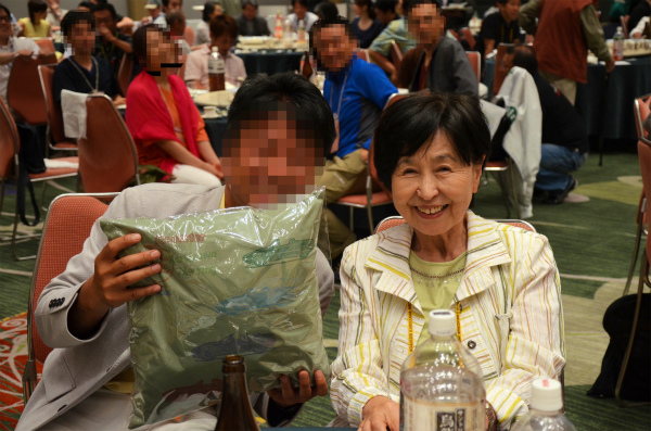 見事にクッションを獲得されたK氏が福田夫人と一緒に記念撮影