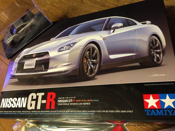 GT-Rの1:24のプラモデルと1:43のミニカー