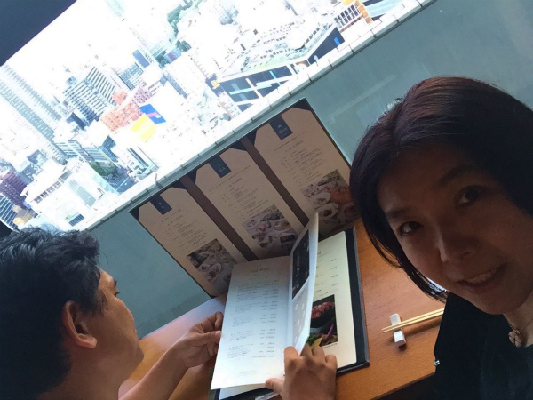 窓に向かって席に着くSkyBar「ちょうつがひ」