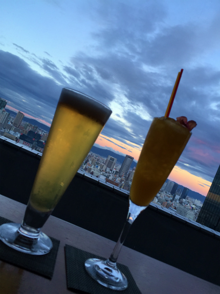 おしゃれな料理と徐々に黄昏て行く景色を見ながら乾杯