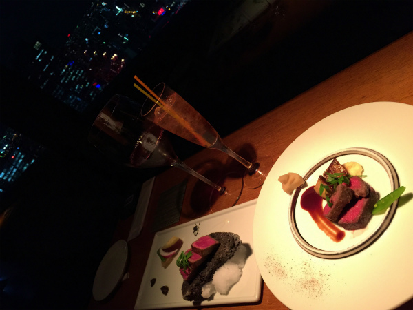 綺麗な夜景と美味しい料理を楽しみながら20年の思い出を語り合う