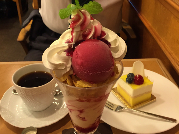 最後はカフェのスイーツで締め