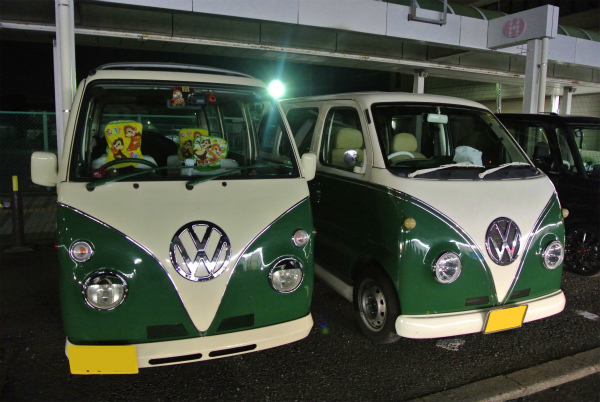 同じ雰囲気のミニバスを発見し、横に駐車