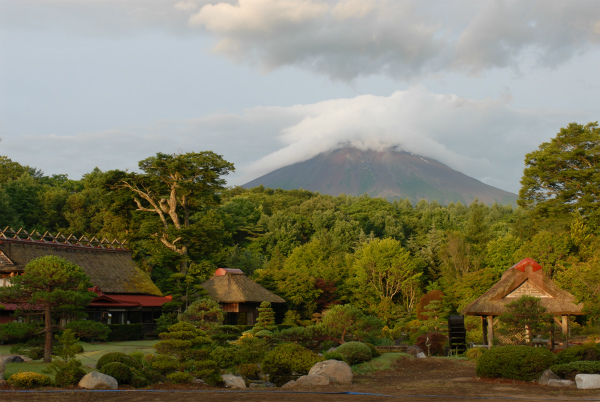萱葺き屋根の建物と富士山