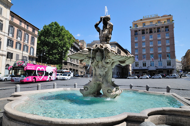Photos: イタリア ローマのバルベリーニ広場の噴水