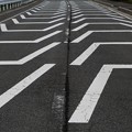 Photos: 白線のドッキリ「道路が凸凹に」