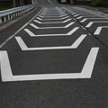 Photos: 目の錯覚「道路が凹に」